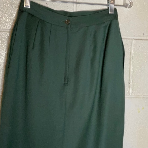 A lightly worn Harve’ Bernard women’s two piece suit . Very well made in a Sz.6. - Picture 11 of 16